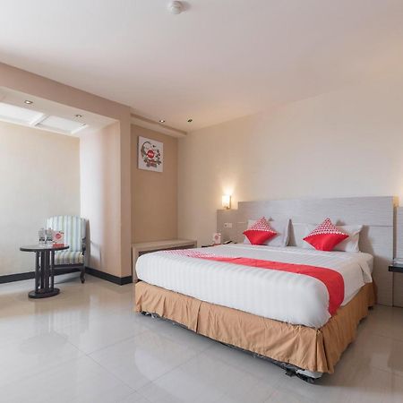Oyo 1081 Allson City Hotel Makassar Exteriör bild