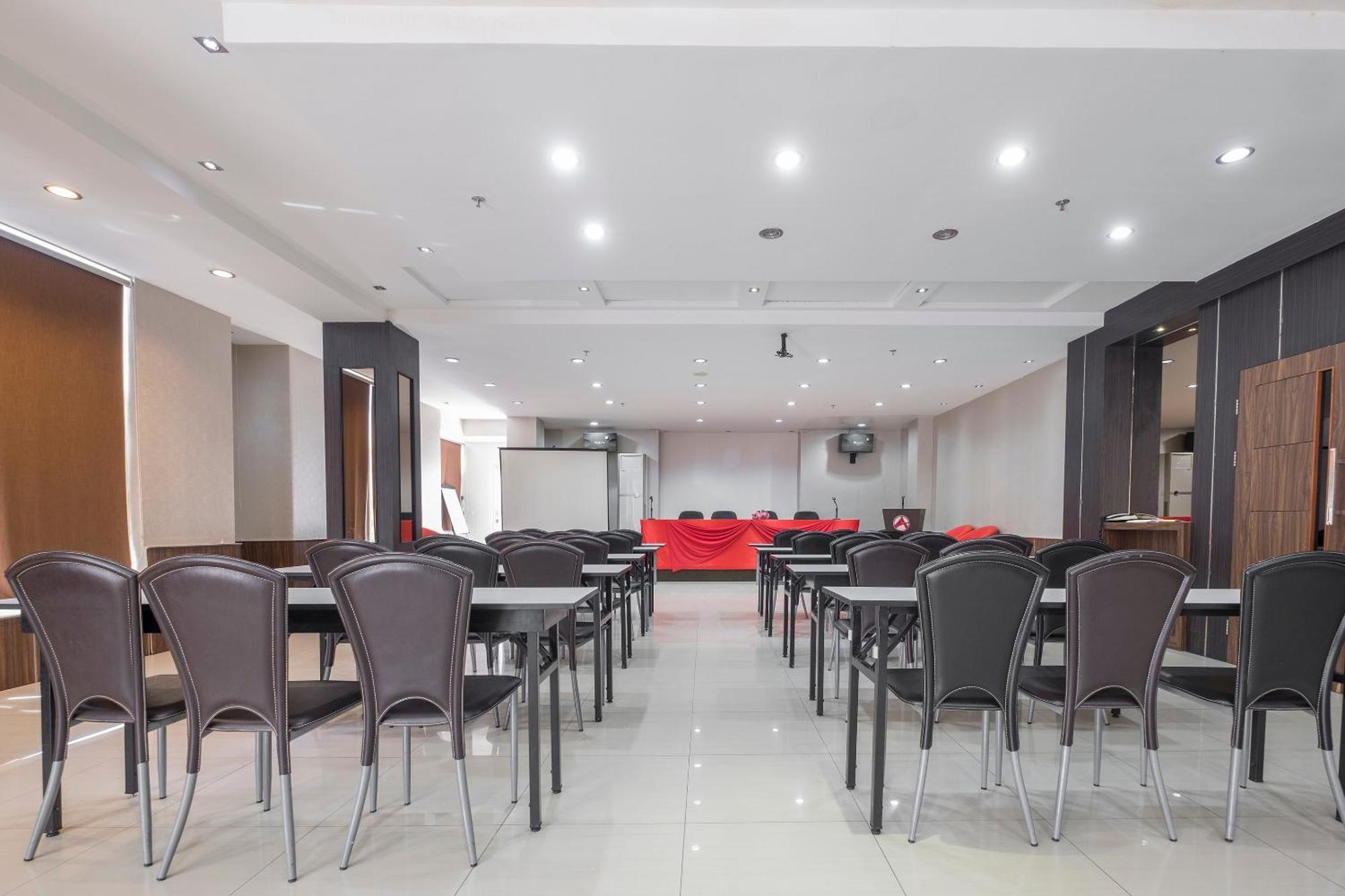 Oyo 1081 Allson City Hotel Makassar Exteriör bild