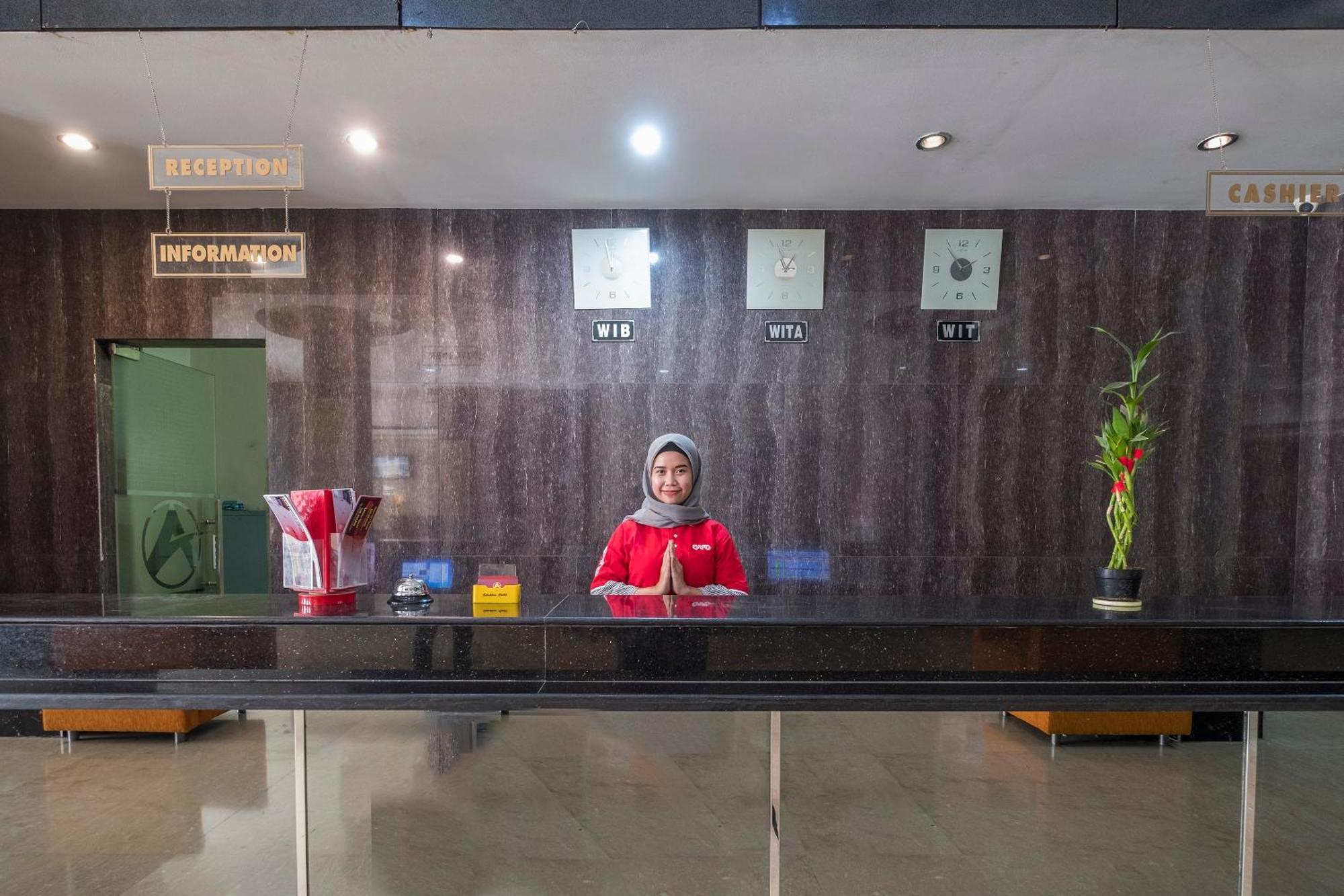 Oyo 1081 Allson City Hotel Makassar Exteriör bild