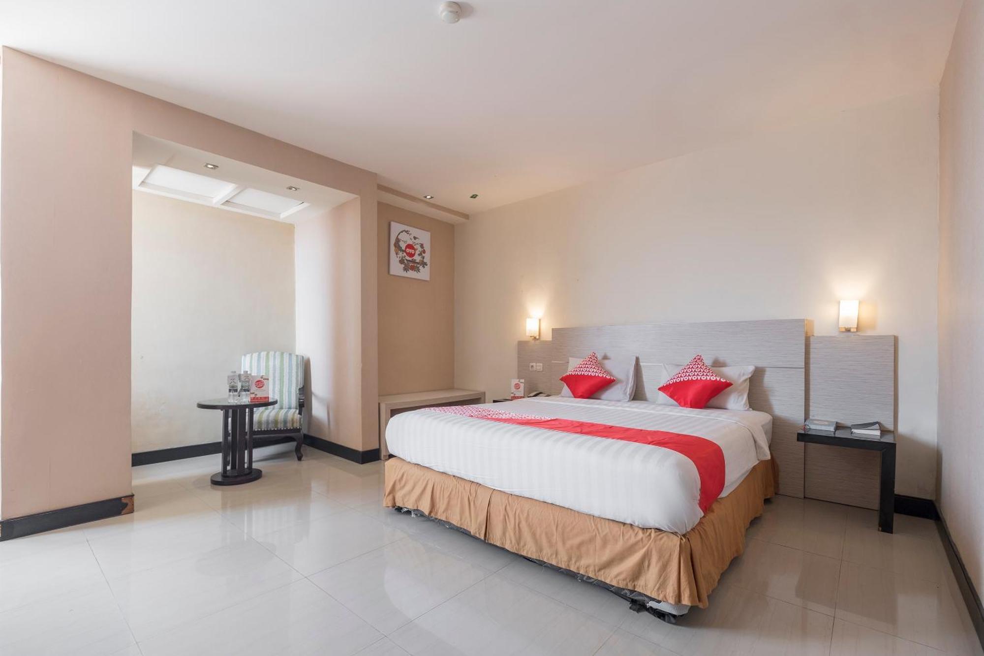 Oyo 1081 Allson City Hotel Makassar Exteriör bild