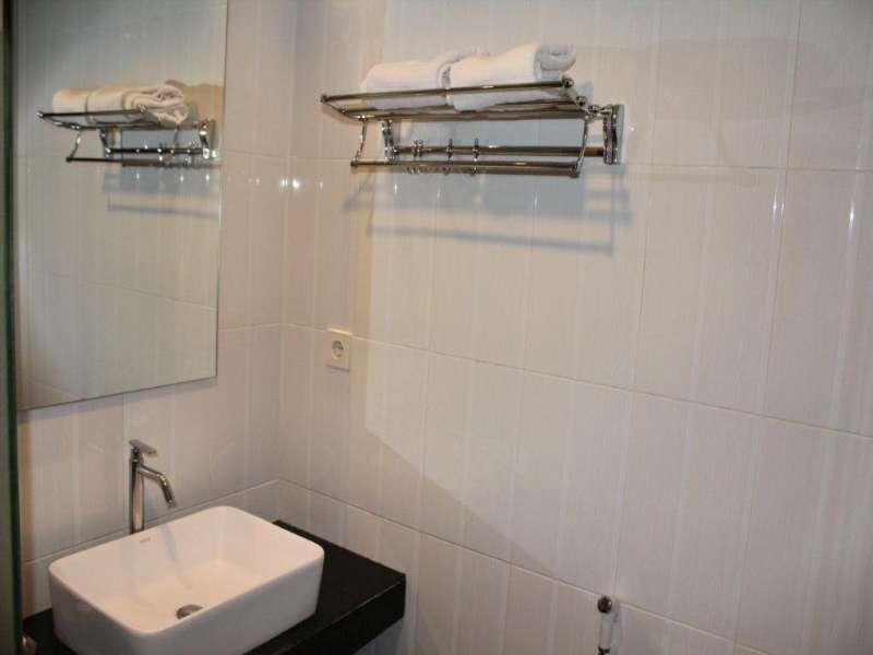 Oyo 1081 Allson City Hotel Makassar Exteriör bild
